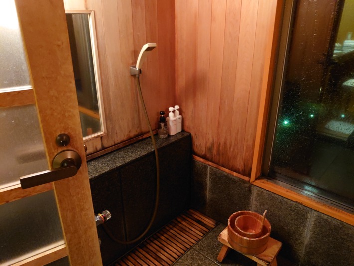 まかど観光ホテル 客室 特別和室 客室檜風呂 洗い場