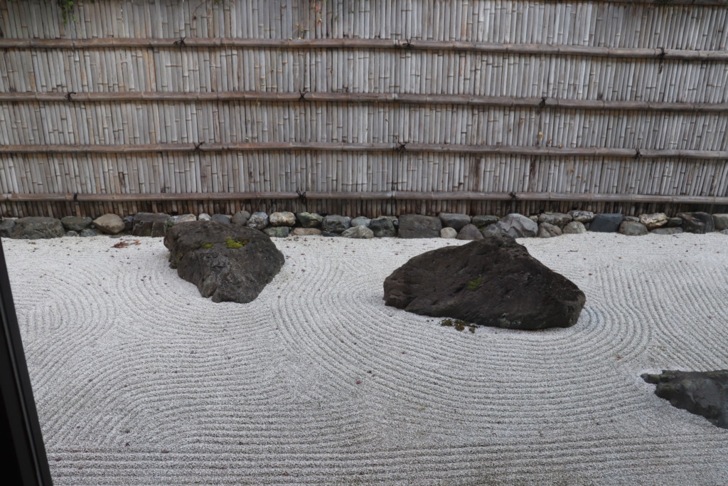 京都嵐山 花のいえ 客室の枯山水庭