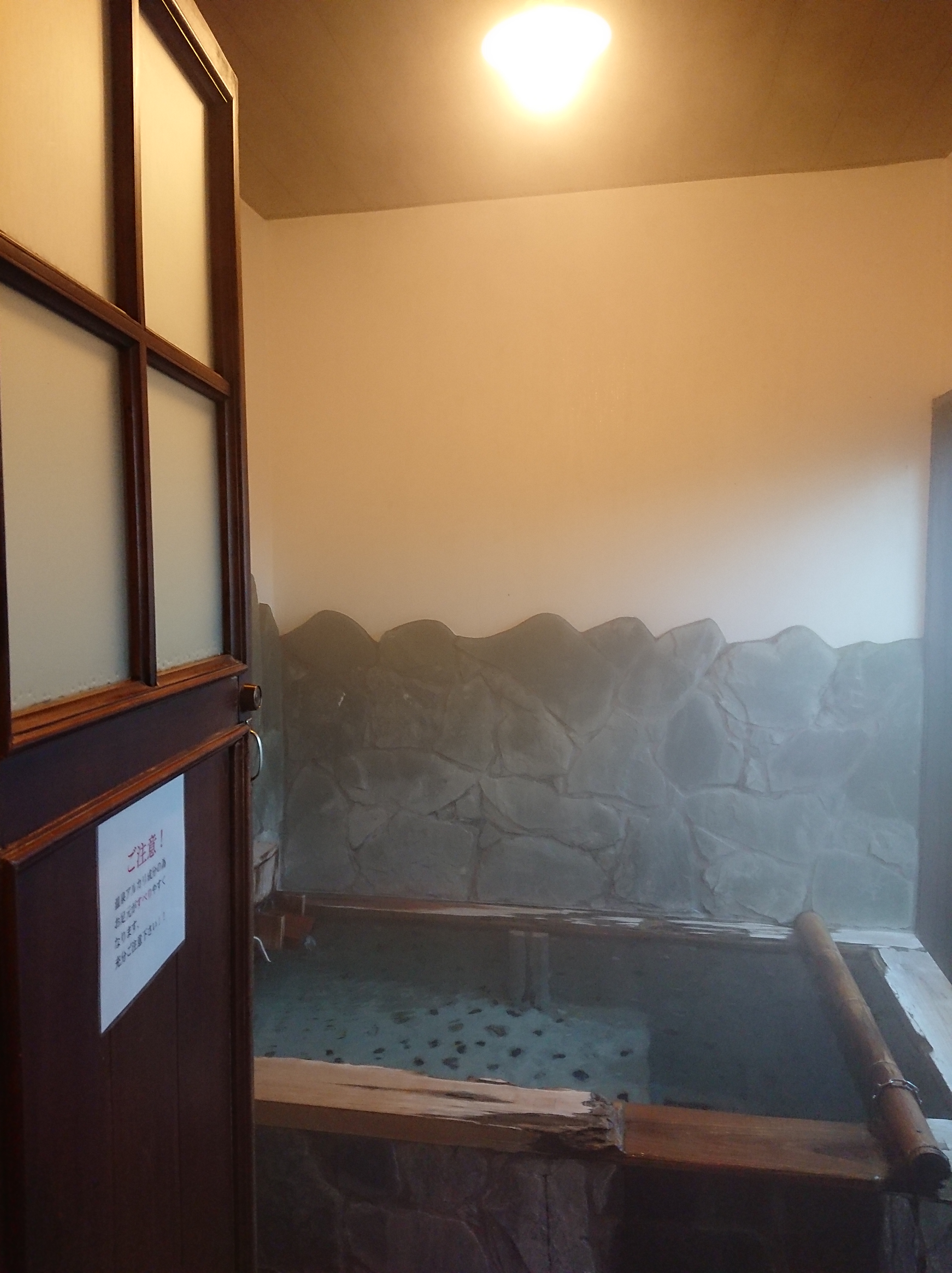 源泉かけ流し温泉の客室風呂は 立ち湯 ができて最高だった ほたるの長屋 宿泊記 おすすめ宿のブログ