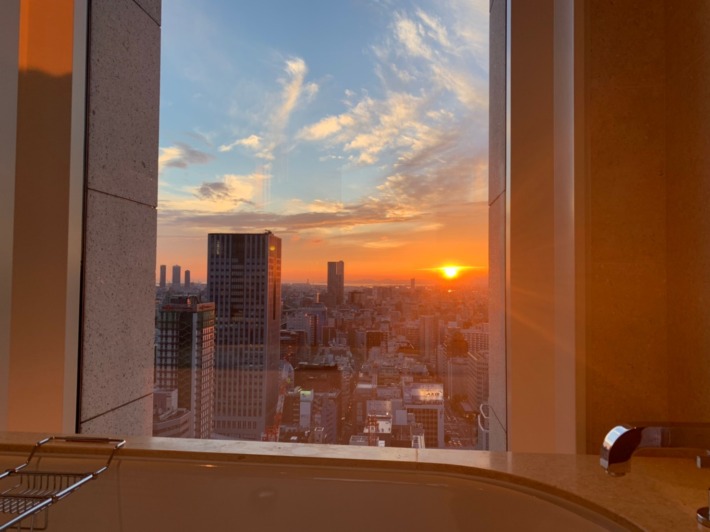 セントレジスホテル大阪 浴室からの眺め 夕暮れ時②