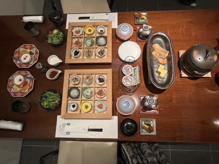 四季 YUZAWA QUATTRO 客室 藤 ダイニング 朝食
