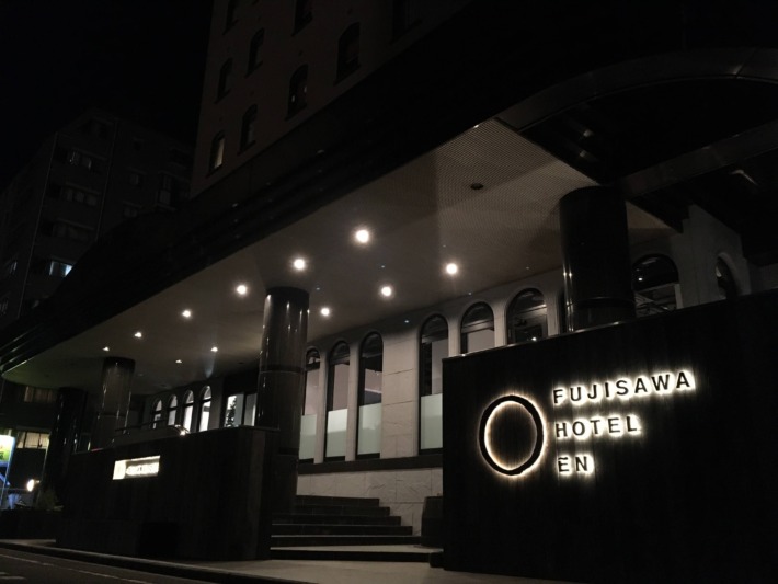 FUJISAWA HOTEL EN 夜の外観