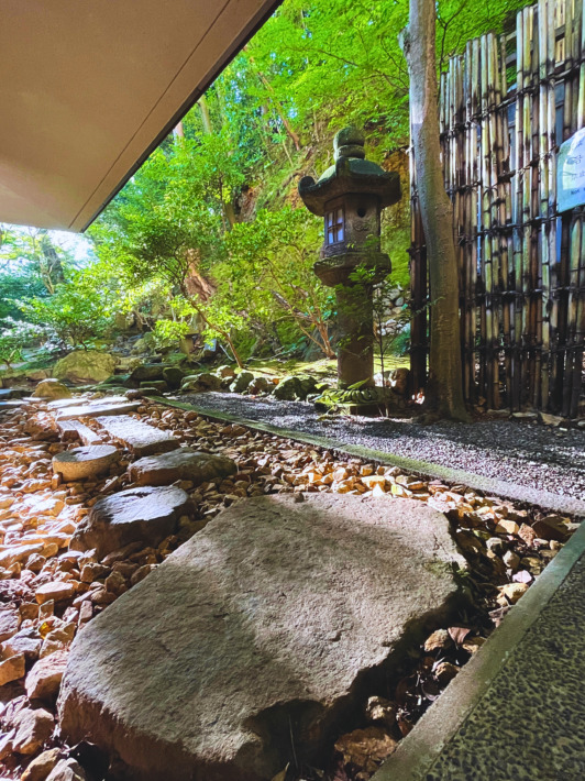 〈ウェスティン都ホテル京都  葵殿庭園〉 庭の入口を抜けると日本庭園の世界が広がります。