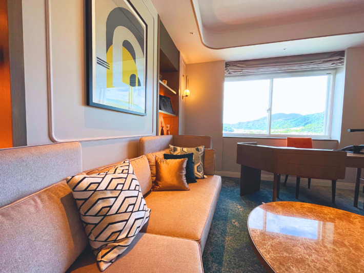 〈ウェスティン都ホテル京都  客室〉  窓がたくさんある明るい部屋