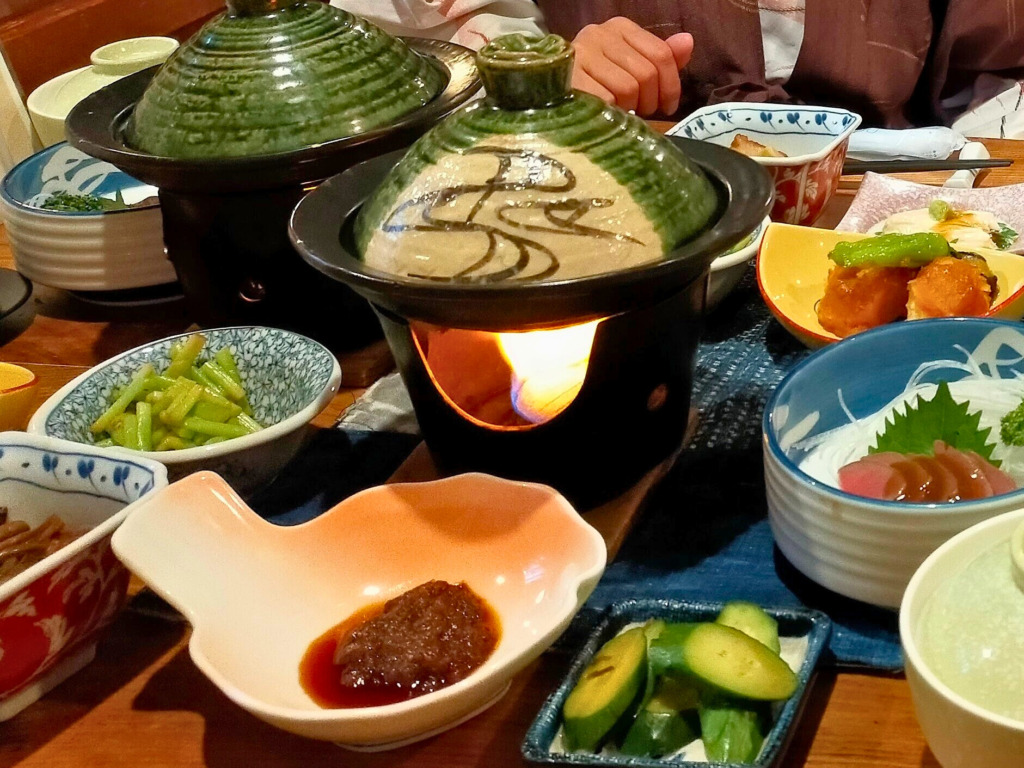 御宿一富士 夕食  全体的にお野菜が彩りよく添えられています