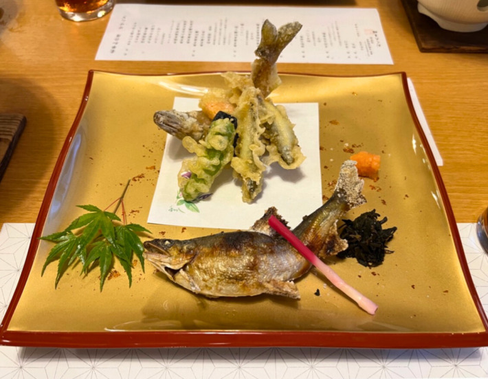 清流の宿 おくたま路 レストラン清流  夕食 鮎の塩焼きとお野菜の天ぷら