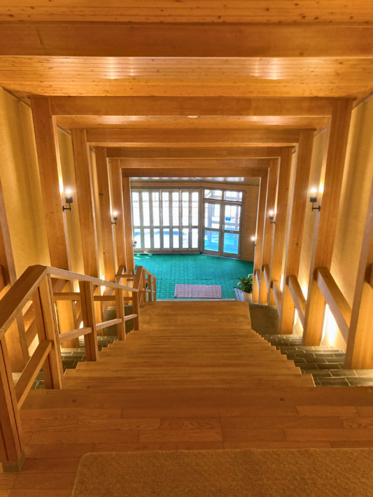 AMBIENT 安曇野ホテル 開放感あふれる温泉と露天風呂に続く階段